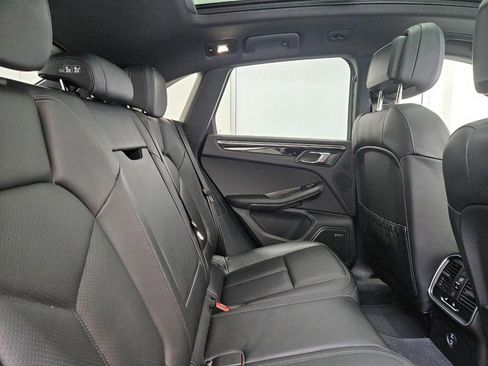 Certified 2025 Porsche Macan image 12