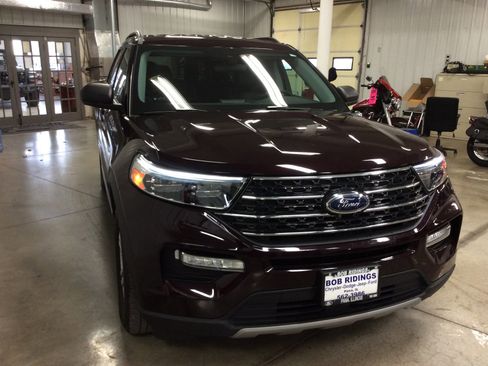 Used 2023 Ford Explorer XLT w/ Equipment Group 202A image 8