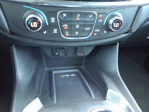Used 2023 Chevrolet Traverse RS FWD image 7