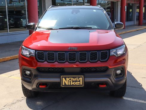 Used 2025 Jeep Compass Trailhawk AWD/4WD image 3