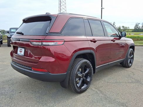New 2025 Jeep Grand Cherokee Altitude image 4