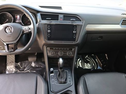 Used 2021 Volkswagen Tiguan SE w/ Panoramic Sunroof Package FWD image 30