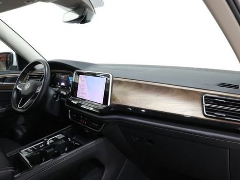 Used 2025 Volkswagen Atlas SE AWD/4WD image 16