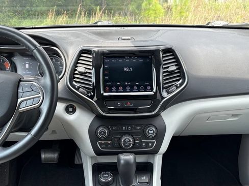 Used 2019 Jeep Cherokee Limited AWD/4WD image 30