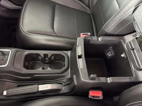 Used 2022 Jeep Wrangler Unlimited Sahara AWD/4WD image 38