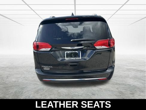 Used 2018 Chrysler Pacifica Touring-L FWD image 6