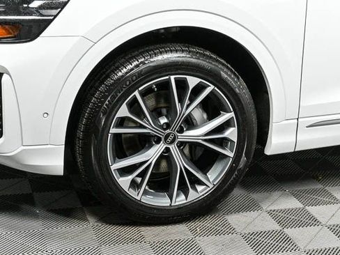 Used 2025 Audi Q8 Premium image 29
