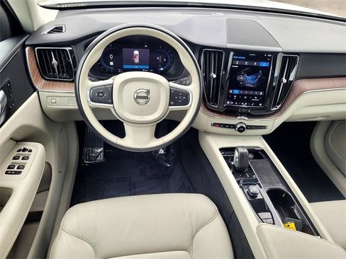 Used 2022 Volvo XC60 B5 Momentum image 9