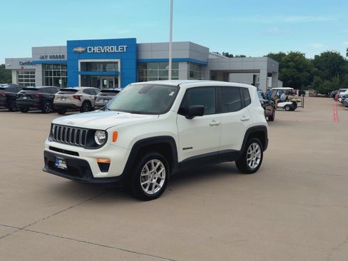 Used 2023 Jeep Renegade Latitude AWD/4WD image 4
