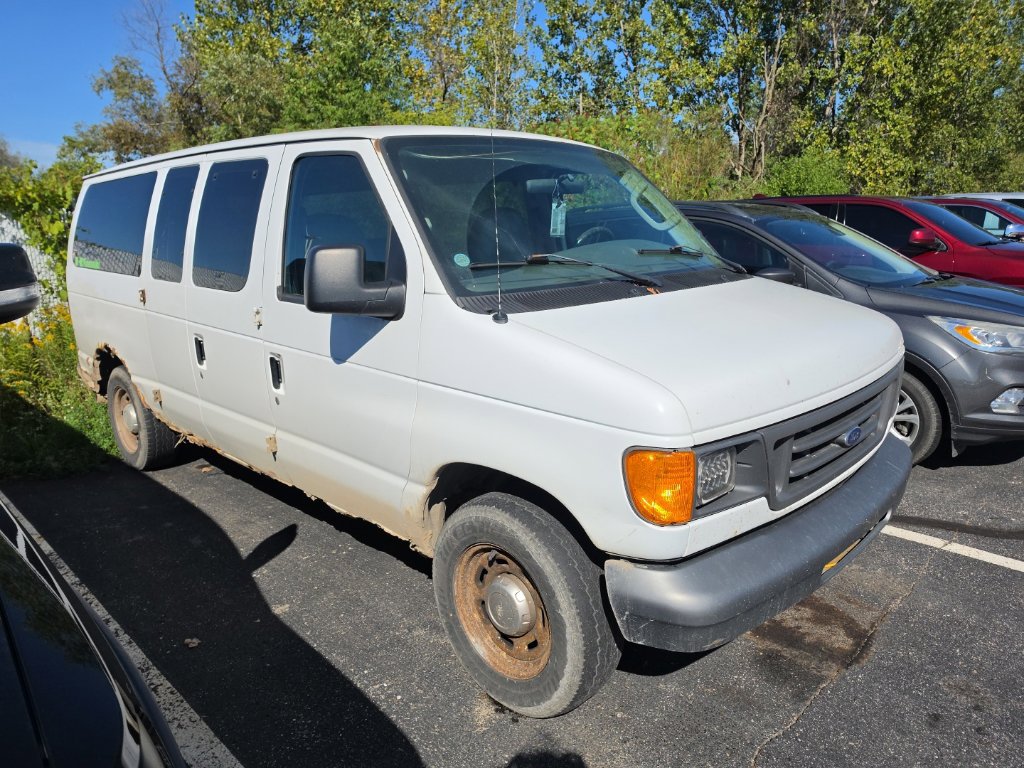 Used 2006 Ford E-150 and Econoline 150 Wagon RWD image 3