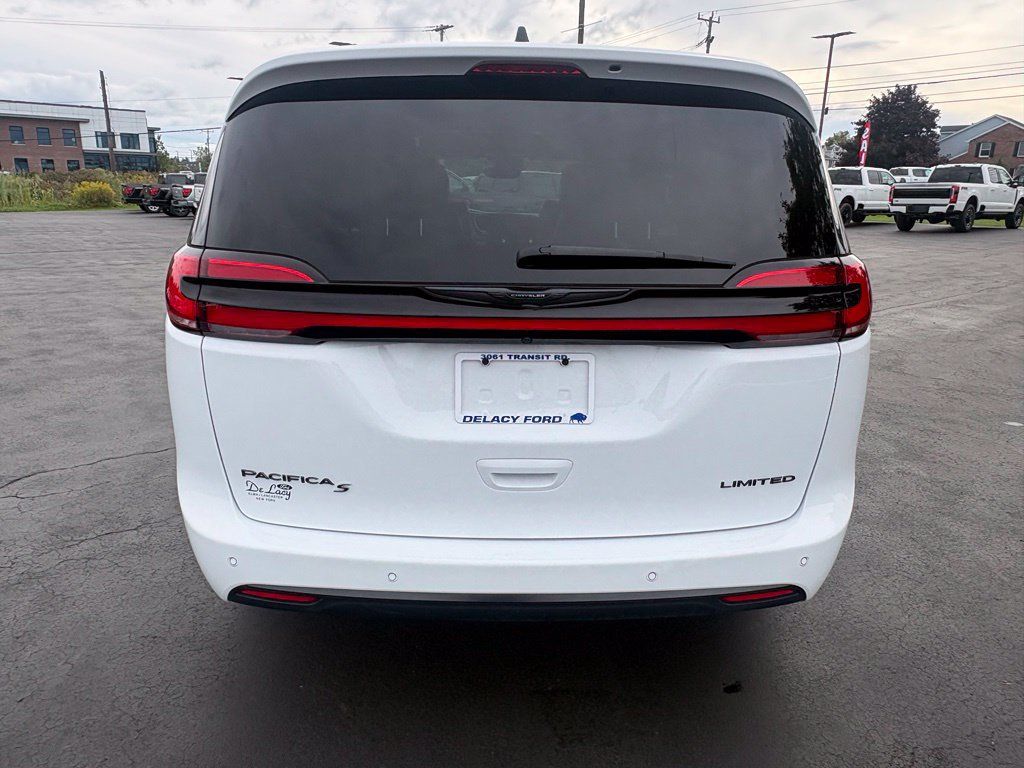 Used 2025 Chrysler Pacifica Limited FWD image 4