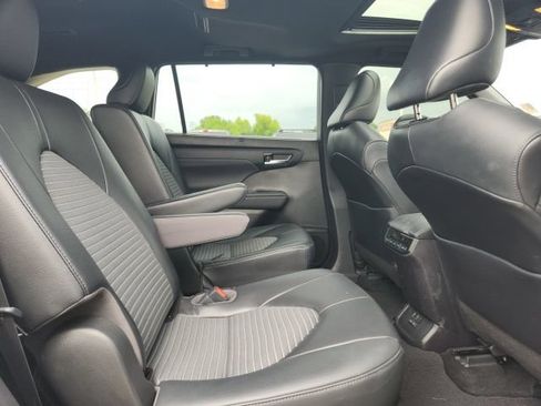 Used 2022 Toyota Highlander XSE FWD image 19