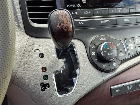 Used 2013 Toyota Sienna XLE FWD image 26
