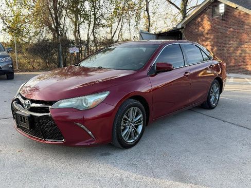 Used 2015 Toyota Camry SE w/ Moonroof Package image 2