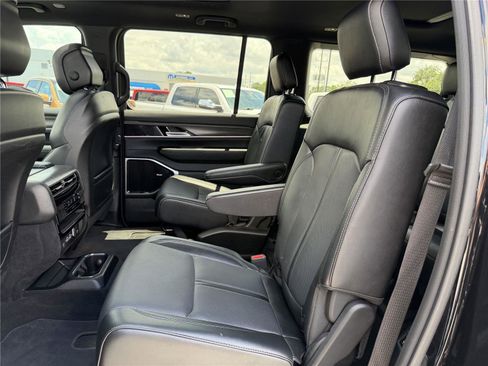 Used 2024 Jeep Wagoneer Series III w/ Premium Group I AWD/4WD image 17