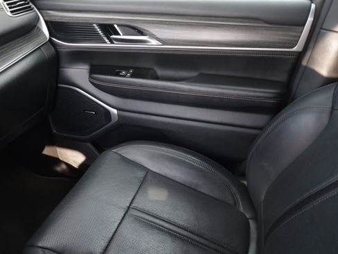 Used 2024 Jeep Wagoneer L Series II image 11