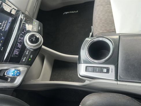 Used 2017 Toyota Prius V Three image 10