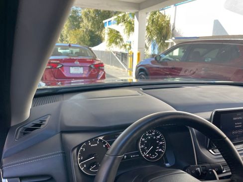 Used 2025 Nissan Rogue SV image 35