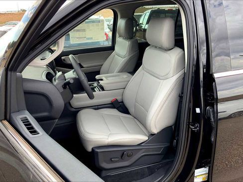 New 2025 Ford Expedition Active image 9