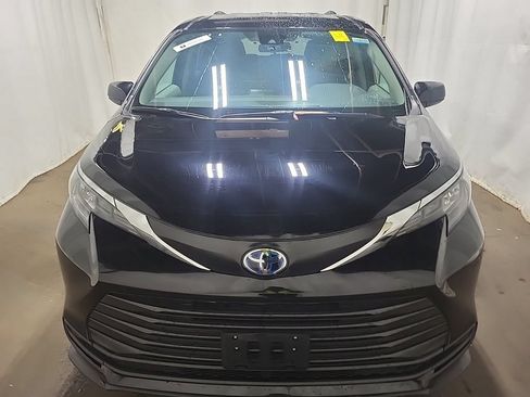 Used 2024 Toyota Sienna LE AWD/4WD image 2