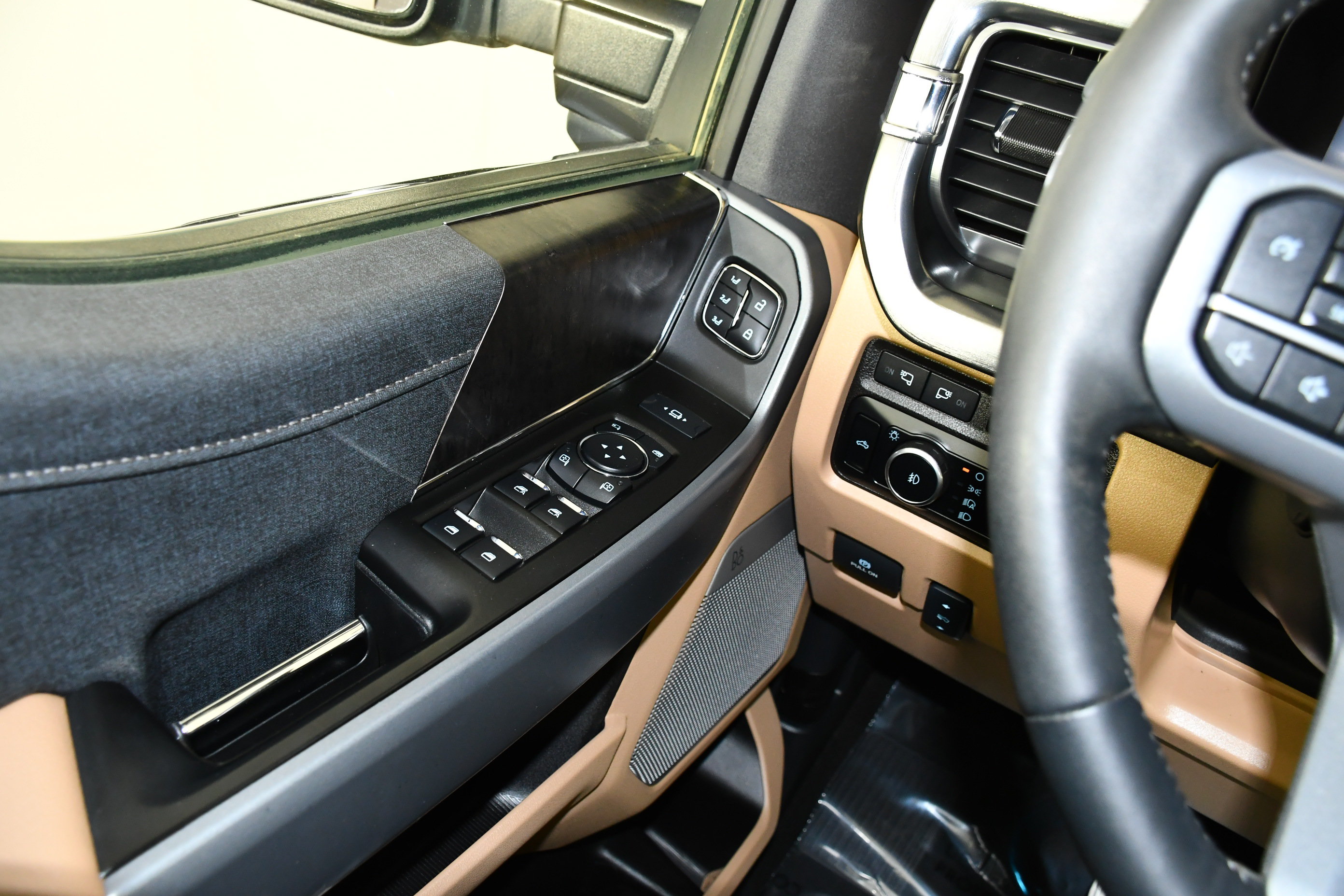 Used 2024 Ford F350 Lariat w/ Chrome Package AWD/4WD image 40