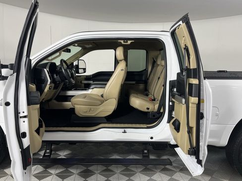 Used 2020 Ford F250 Lariat w/ Chrome Package image 28