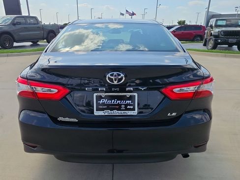 Used 2018 Toyota Camry LE w/ Convenience Package FWD image 4