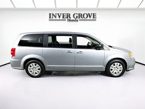 Used 2018 Dodge Grand Caravan SE w/ UConnect Hands-Free Group FWD image 4