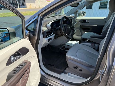 Used 2017 Chrysler Pacifica Touring-L image 13