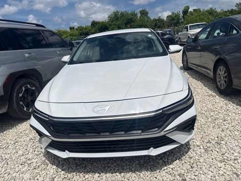 Used 2024 Hyundai Elantra SE FWD image 2
