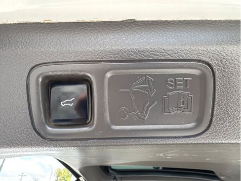 Used 2020 Ford Expedition XLT w/ Equipment Group 202A AWD/4WD image 37