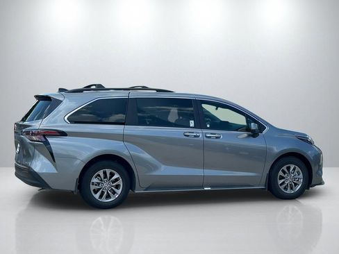 Used 2026 Toyota Sienna XLE FWD image 4