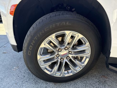 Used 2023 GMC Yukon SLT w/ SLT Premium Package image 11