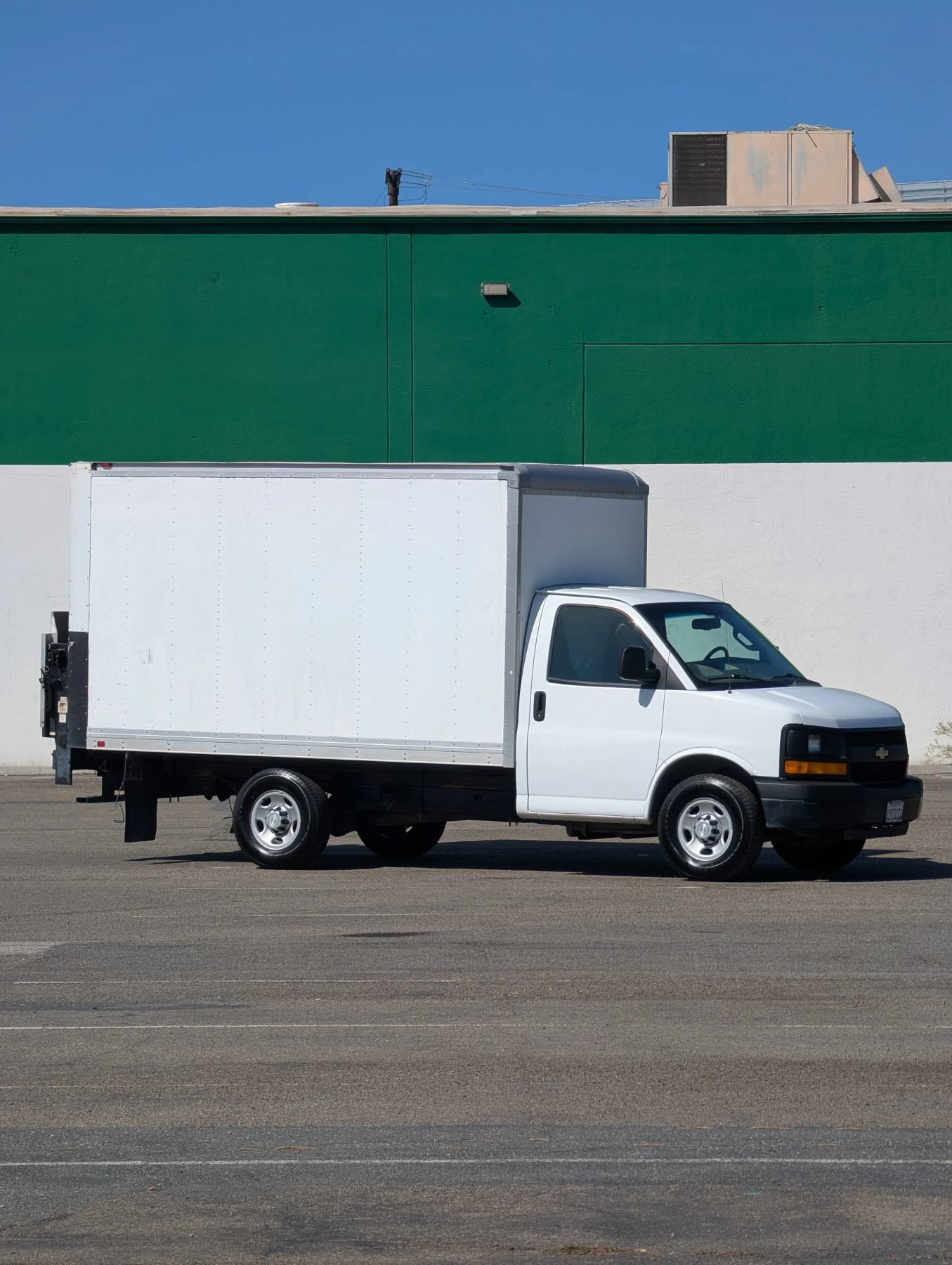 Used 2016 Chevrolet Express 3500 RWD image 2