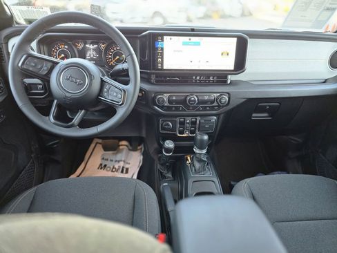 Used 2025 Jeep Gladiator Sport image 11