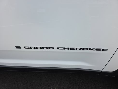 New 2025 Jeep Grand Cherokee Limited w/ Black Appearance Package image 24