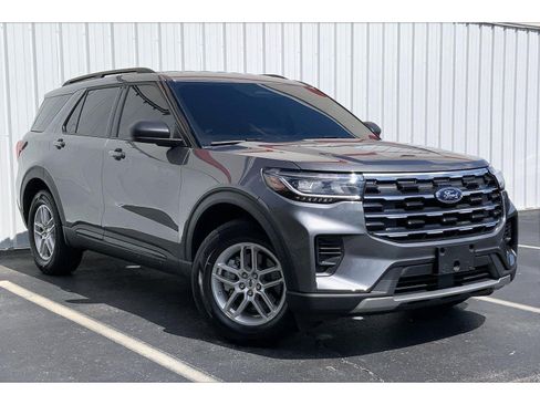 Used 2026 Ford Explorer Active AWD/4WD image 2