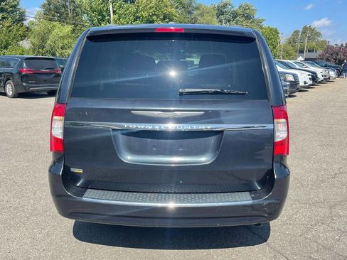 Used 2014 Chrysler Town & Country Touring image 6