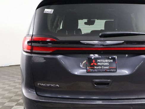 Used 2023 Chrysler Pacifica Touring-L FWD image 15