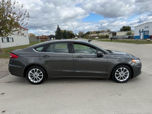 Used 2019 Ford Fusion SE image 4