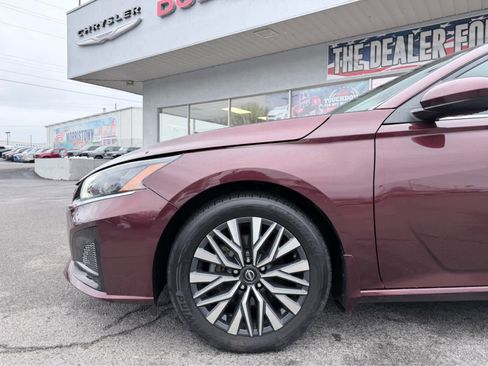 Used 2024 Nissan Altima 2.5 SV w/ SV Premium Package image 3