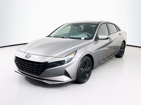 Used 2022 Hyundai Elantra SEL FWD image 3