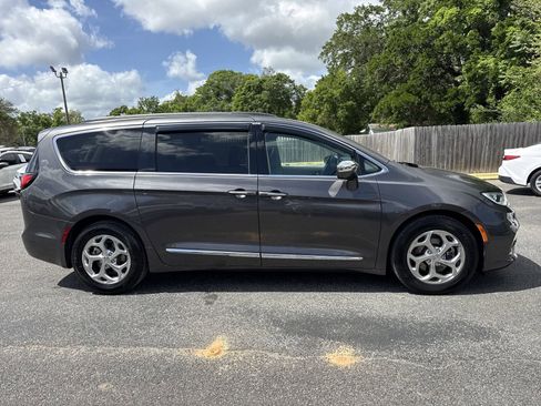 Used 2022 Chrysler Pacifica Limited image 6
