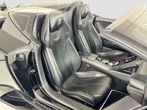 Used 2020 Lamborghini Huracan EVO image 25