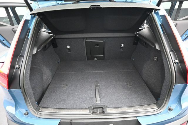 Used 2024 Volvo XC40 B5 Plus AWD/4WD image 17