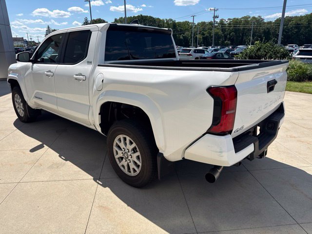 Used 2025 Toyota Tacoma SR5 AWD/4WD image 5