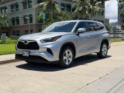 Used 2023 Toyota Highlander Limited FWD image 2