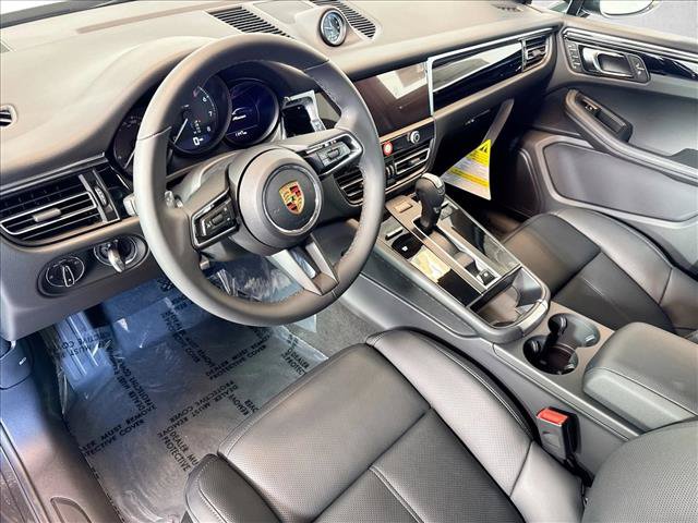 Certified 2026 Porsche Macan AWD/4WD image 4