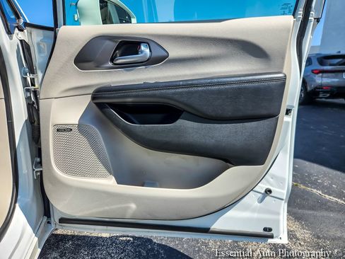 Used 2018 Chrysler Pacifica Limited FWD image 23