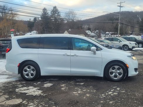 Used 2018 Chrysler Pacifica Touring Plus image 9
